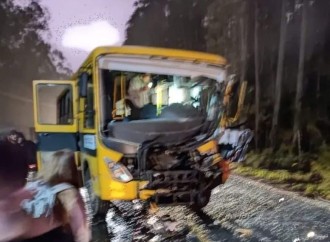 Acidente com ônibus escolar deixa uma pessoa morta e 23 feridos