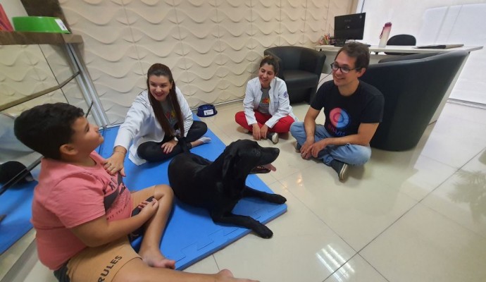 Porto Belo utiliza cães para aprimorar processo terapêutico em pacientes autistas